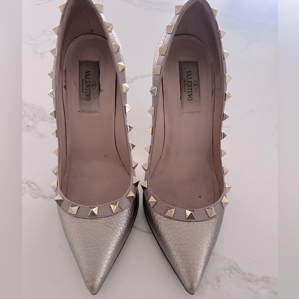 Valentino Women shoes, pump, size 5, used shoes with the right price.